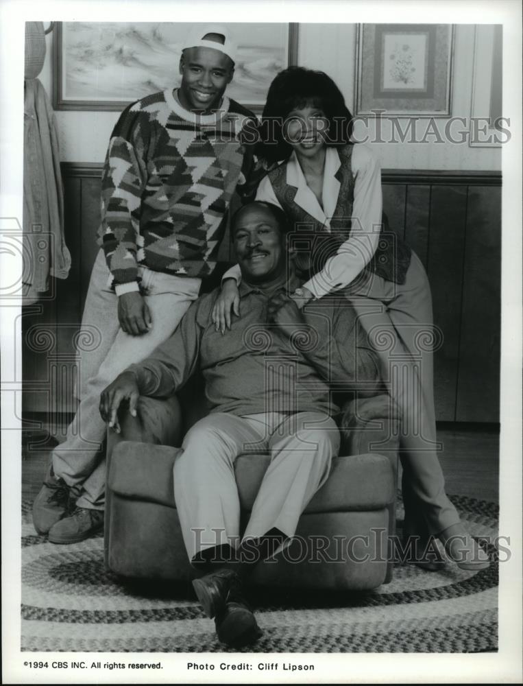 1994 Press Photo John Amos, Lynnie Godfrey, T.E. Russell star in &quot;704 Hauser&quot; - Historic Images