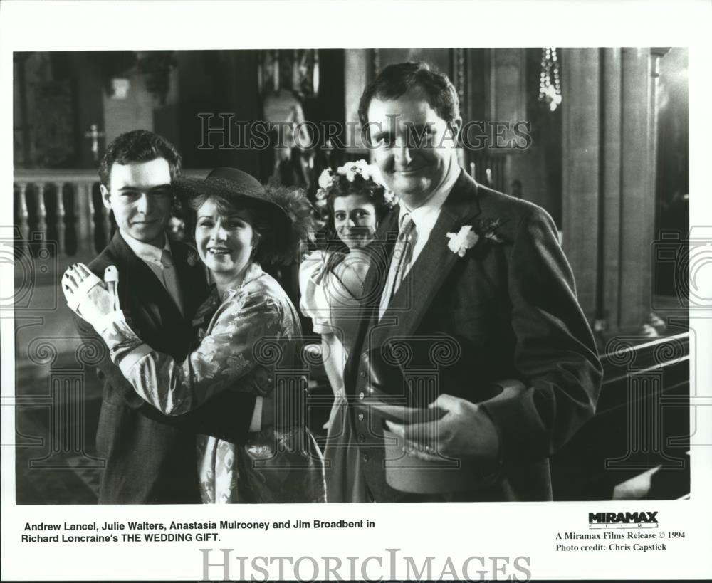 1994 Press Photo Julie Walters, Jim Broadbent & co-stars in The Wedding Gift - Historic Images