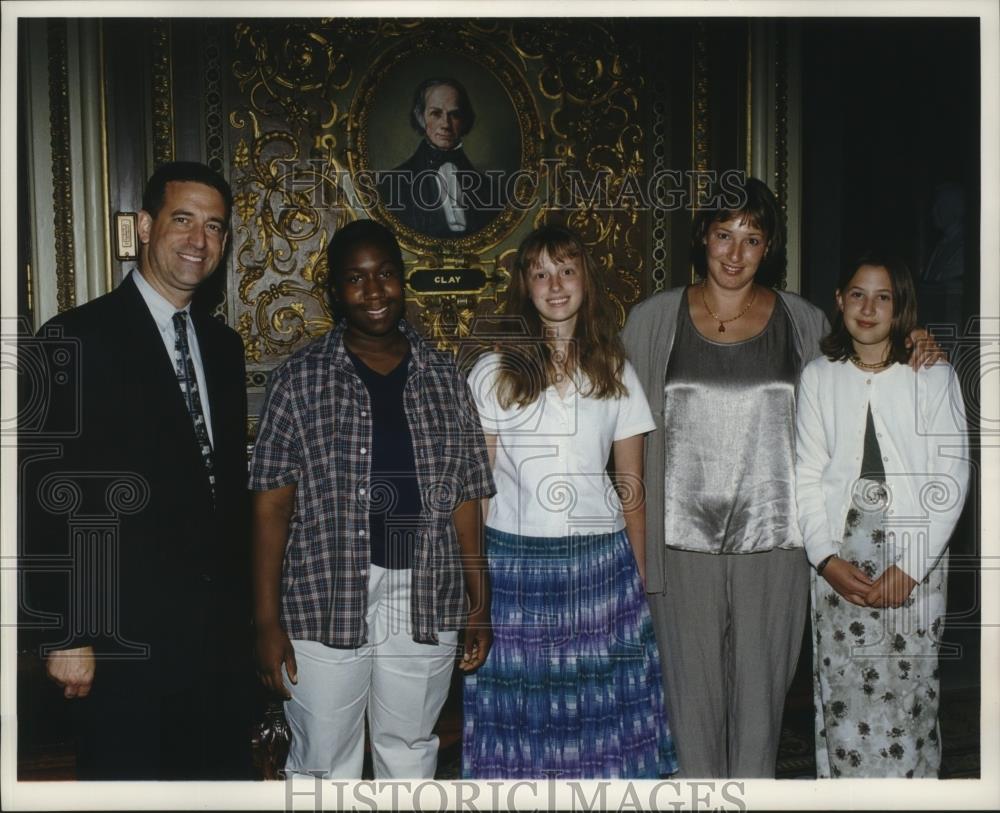 1999 Press Photo Wisconsin US Senator Russ Feingold meets World Series students - Historic Images