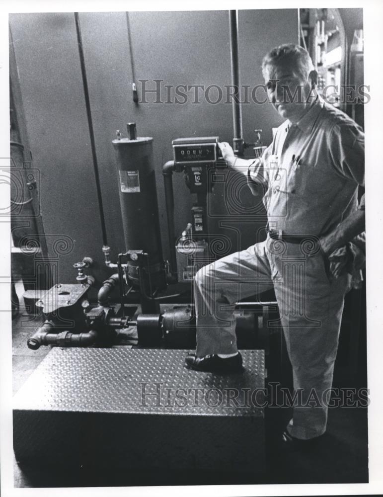 Press Photo Ben Frantz Shows Ink Recovery System, Milwaukee Journal Employee - Historic Images