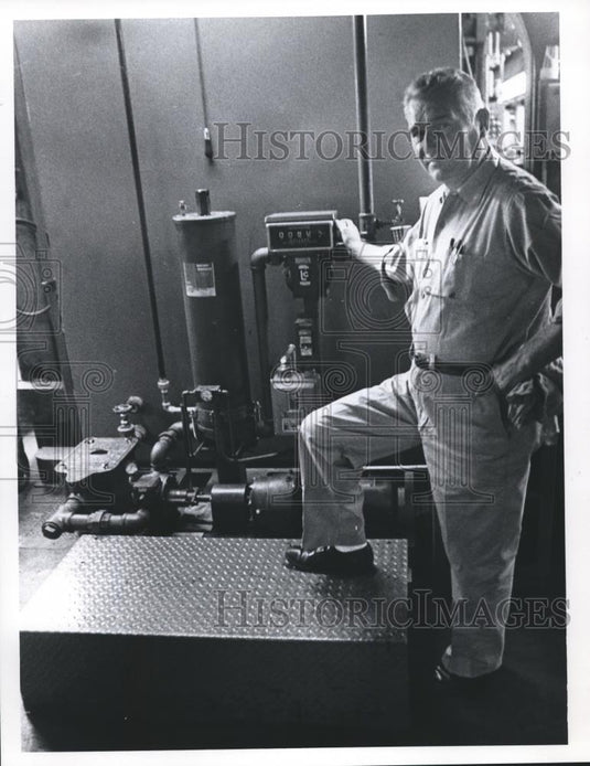 Press Photo Ben Frantz Shows Ink Recovery System, Milwaukee Journal Employee - Historic Images