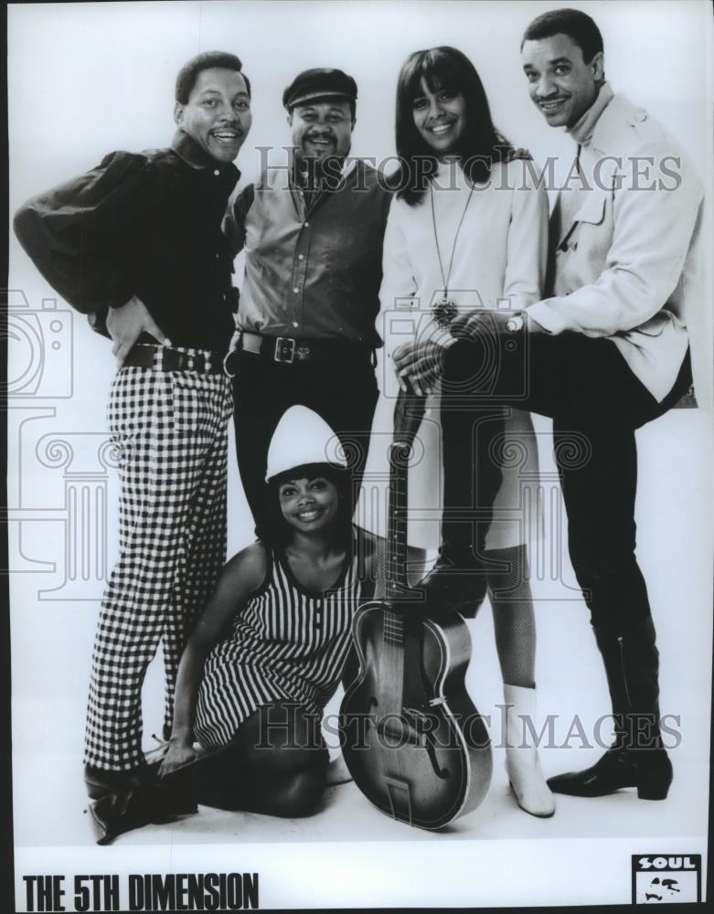 Press Photo The Fifth Dimension group poses with a guitar - spp29541 - Historic Images