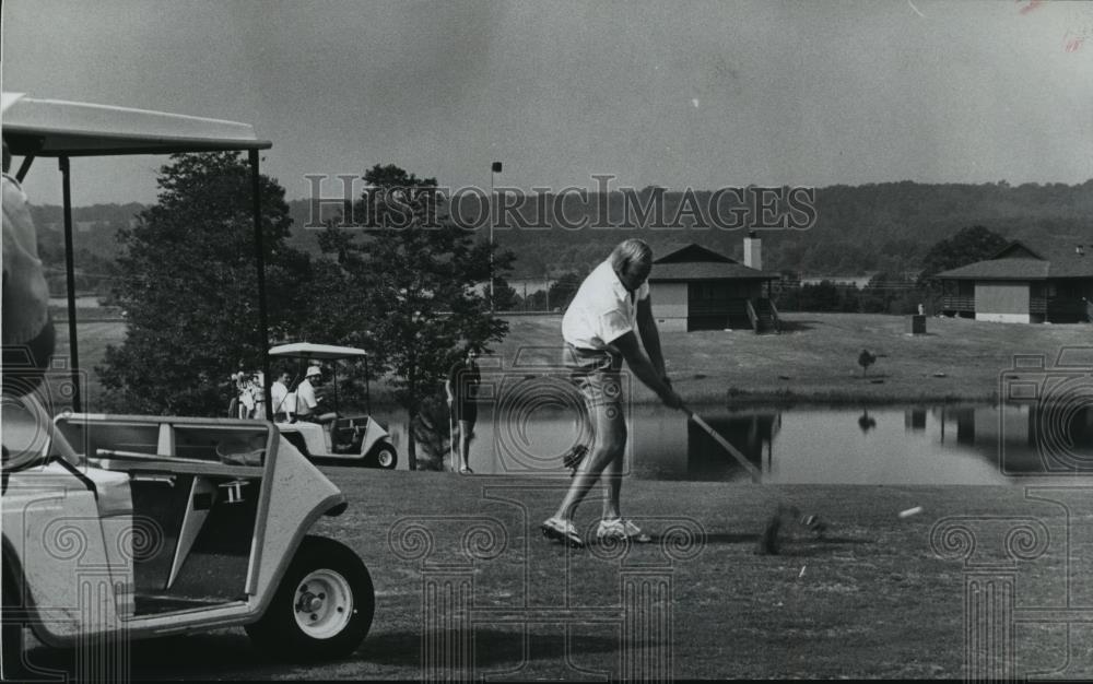 1978 Press Photo Alabama-Golfer tees off at Lakepoint State Park golf course. - Historic Images