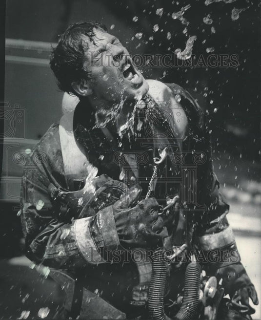 1984 Press Photo Firefighter in Milwaukee Cools Off at South Side Fire - Historic Images