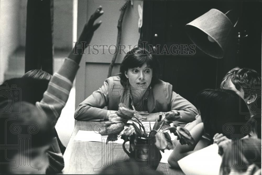 1987 Press Photo Poet Louisa Loveridge-Gallas and students Lincoln Avenue School - Historic Images