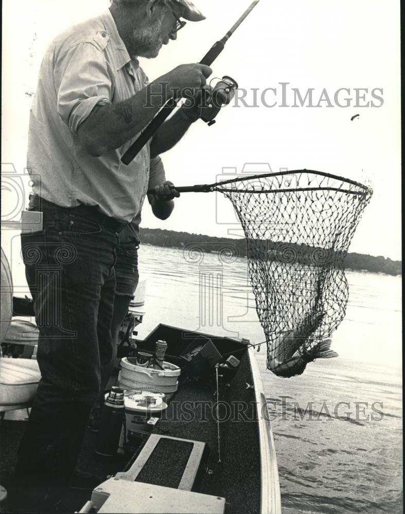 1987 Press Photo Outdoor Writer Jay Reed nets Great Northern Pike Fish - Historic Images
