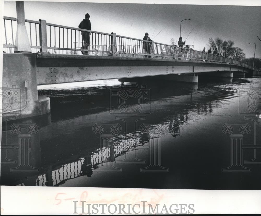 1976 Press Photo Fishermen Fishing on Wolf River Bridge at New London, Wisconsin - Historic Images