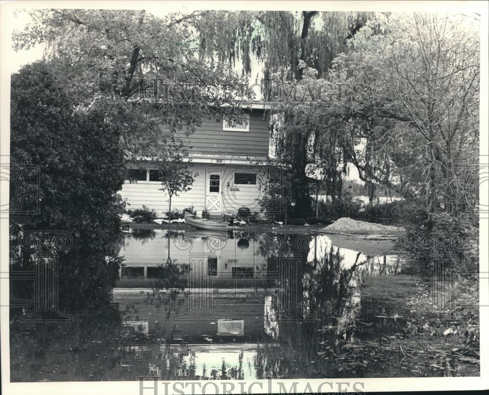 1986 Press Photo Lac la Belle flooding around a home in Oconomowoc, Wisconsin - Historic Images