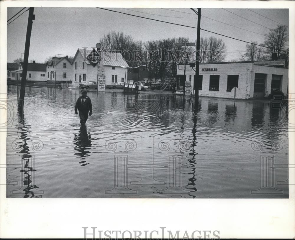 1976 Press Photo New London, Wisconsin Resident wades through Flooded City - Historic Images