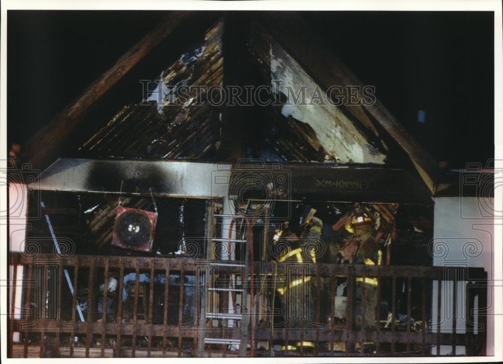 1993 Press Photo Firefighters Clean Up after Blaze on Hartland&#39;s Northwest Side - Historic Images