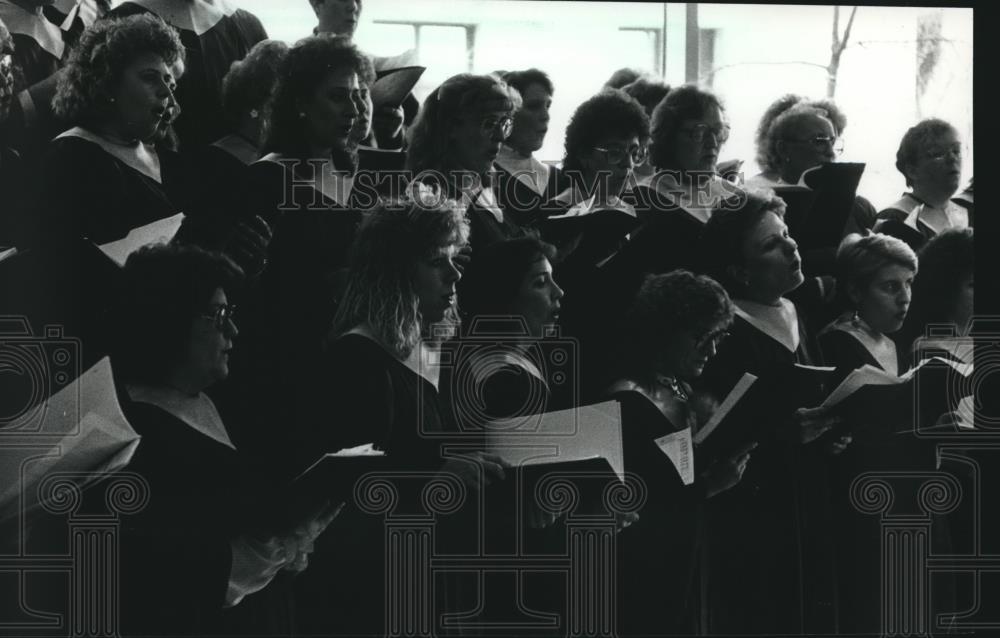 1989 Press Photo Holiday Choir Sings in Lobby at First Wisconsin Center - Historic Images