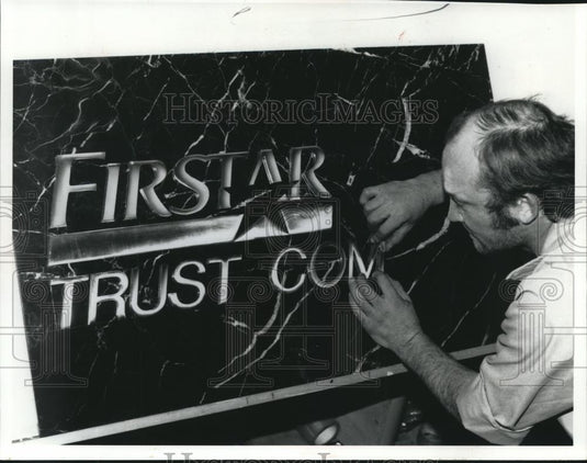1990 Press Photo Mark Trierweiler, Derse Sign Co. sign for Firstar Trust Company - Historic Images