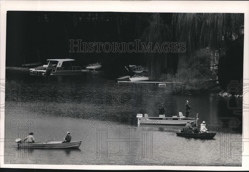 1989 Press Photo Fishermen and Boats on Nashotah Lake in Waukesha, Wisconsin - Historic Images