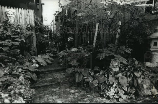 1989 Press Photo A small downtown garden, Wisconsin - mjb17302 - Historic Images