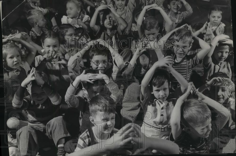 Press Photo Gaenslen School for Children, Singing and Playing Along Together - Historic Images