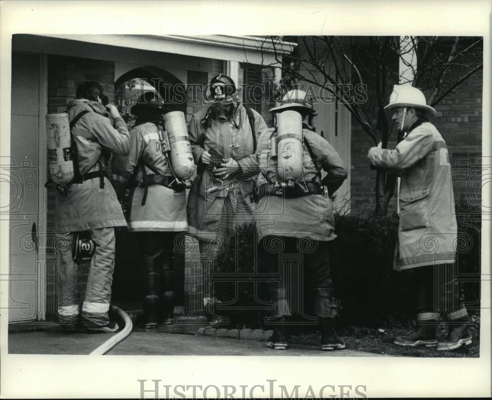 1985 Press Photo Firefighters prepares to enter burning house, Waukehsa - Historic Images