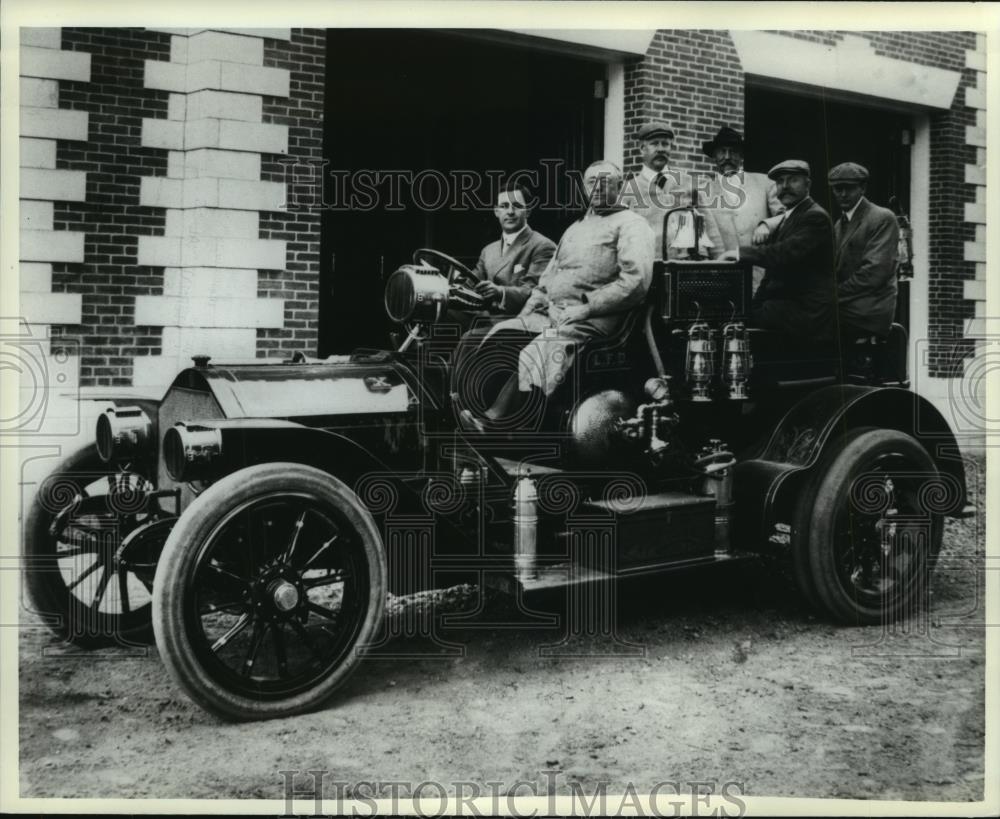 1982 Press Photo Lenox Fire Department Show Off 1909 American LaFrance Combo Car - Historic Images