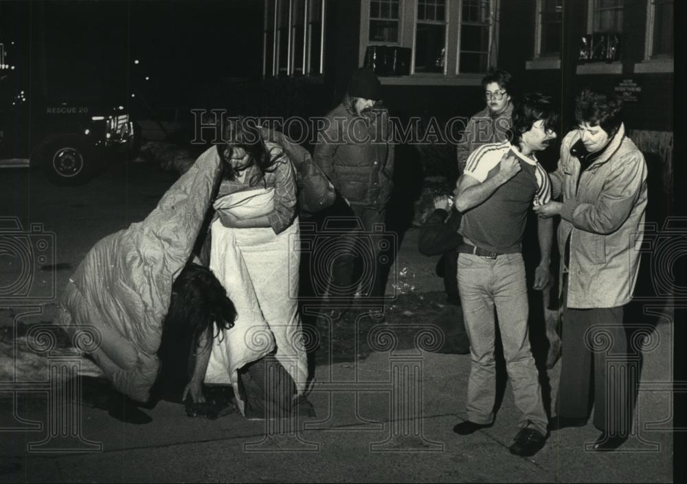 1988 Press Photo Victims of a rooming house fire in Waukesha are consoled - Historic Images