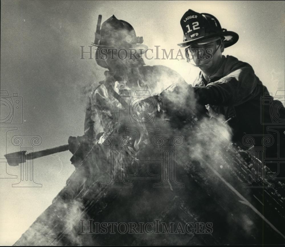 1986 Press Photo Firefighters battle a blaze at a Milwaukee apartment building - Historic Images