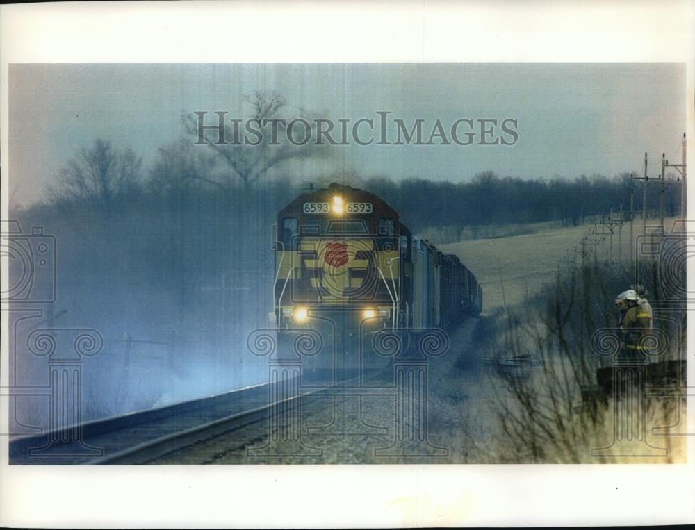 1994 Press Photo Train Passes Through Grass Fire In Vernon Marsh, Wisconsin - Historic Images