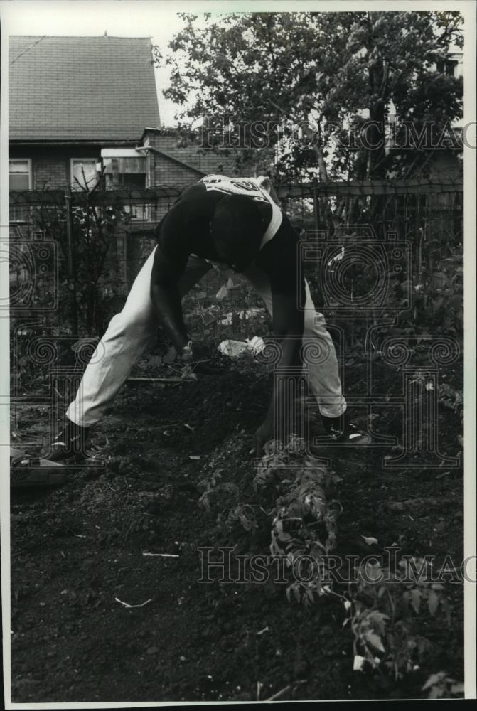 1991 Press Photo Fredia Lewis working outside in their garden - mjb18227 - Historic Images