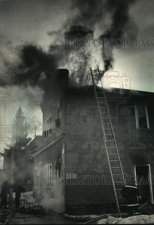 1988 Press Photo Firefighters battle a fire that set in a home, Milwaukee - Historic Images