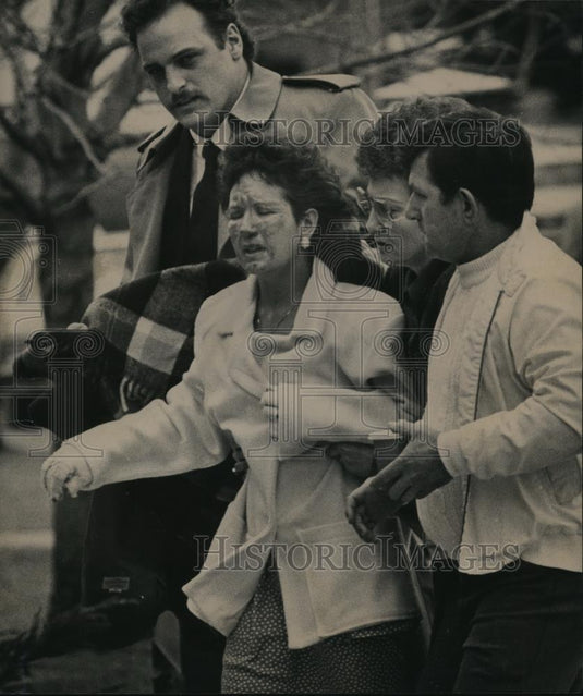 1988 Press Photo Tammera Casper helped into Church for her Childrens Funeral - Historic Images