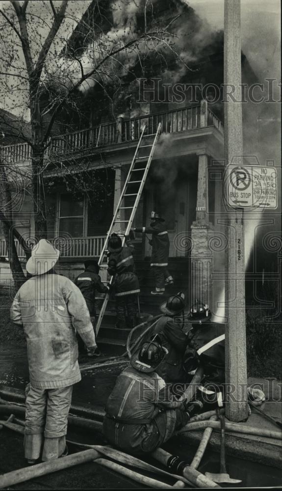 1988 Press Photo Firefighters fight fire at House in Milwaukee, Wisconsin - Historic Images