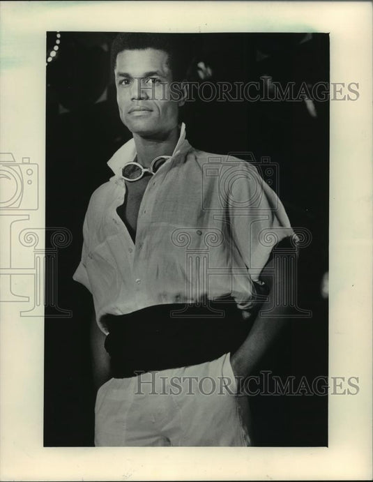 1984 Press Photo Man Modeling Fezza's Big Shirt, Fashion - mjb18367 - Historic Images