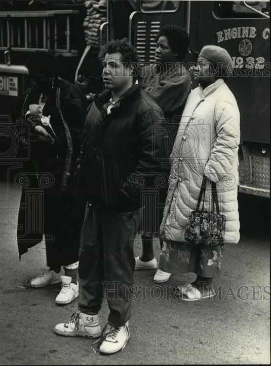 1992 Press Photo Residents watch firefighters vent apartment building, Milwaukee - Historic Images