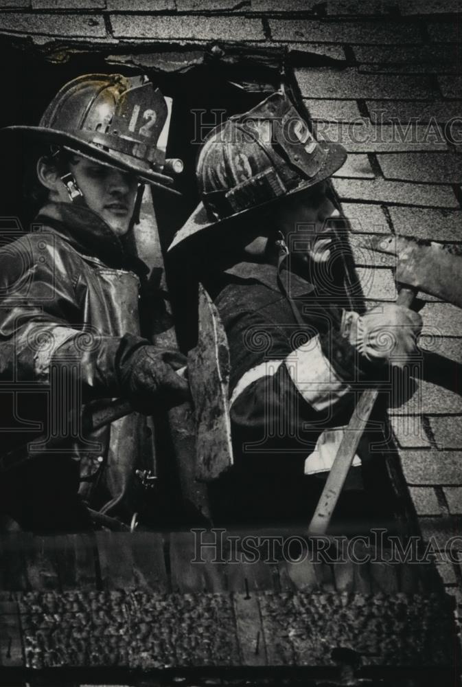 1989 Press Photo Milwaukee firefighters at a North 29th Street blaze - mjb18632 - Historic Images