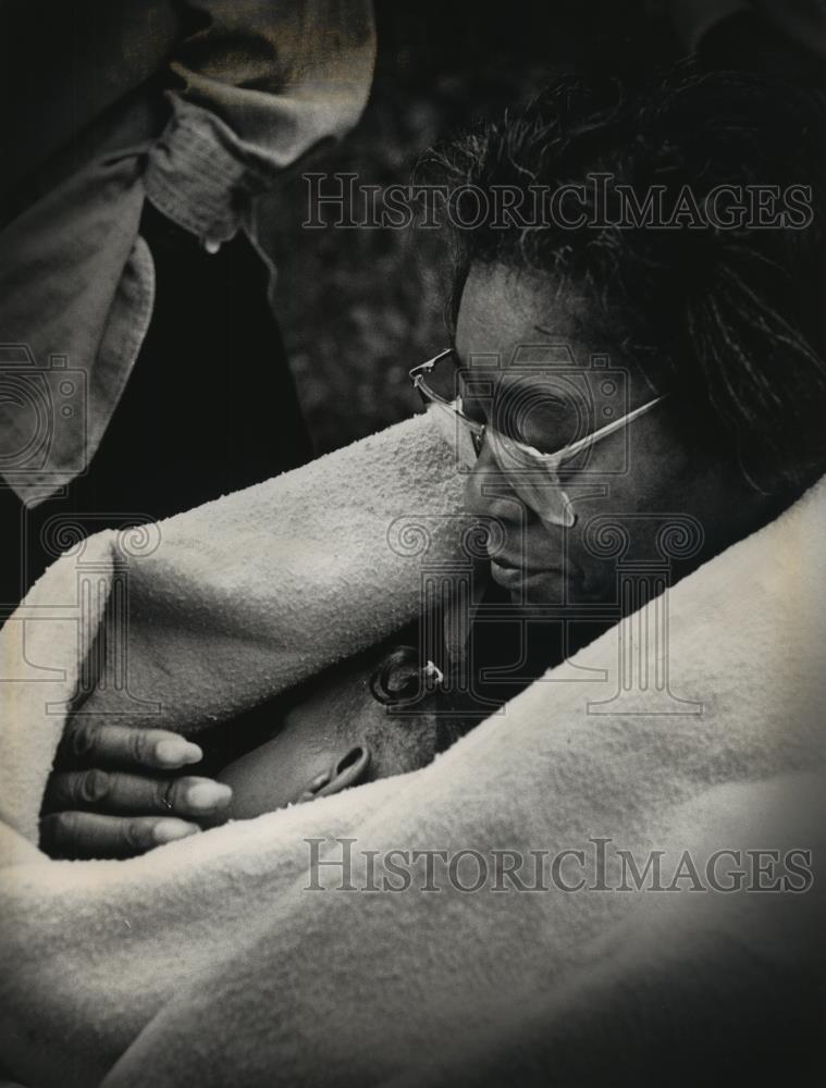 1992 Press Photo Diecie Thacker holds Granddaughter Janel Diecie Ann in Blanket - Historic Images