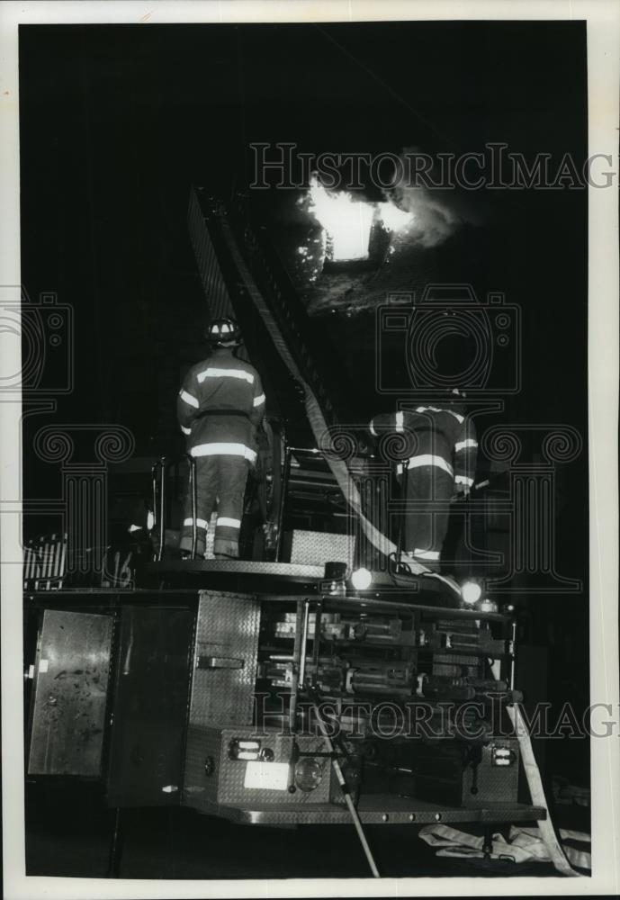 1992 Press Photo Milwaukee, Wisconsin Firefighters fight Fire at Vacant Duplex - Historic Images