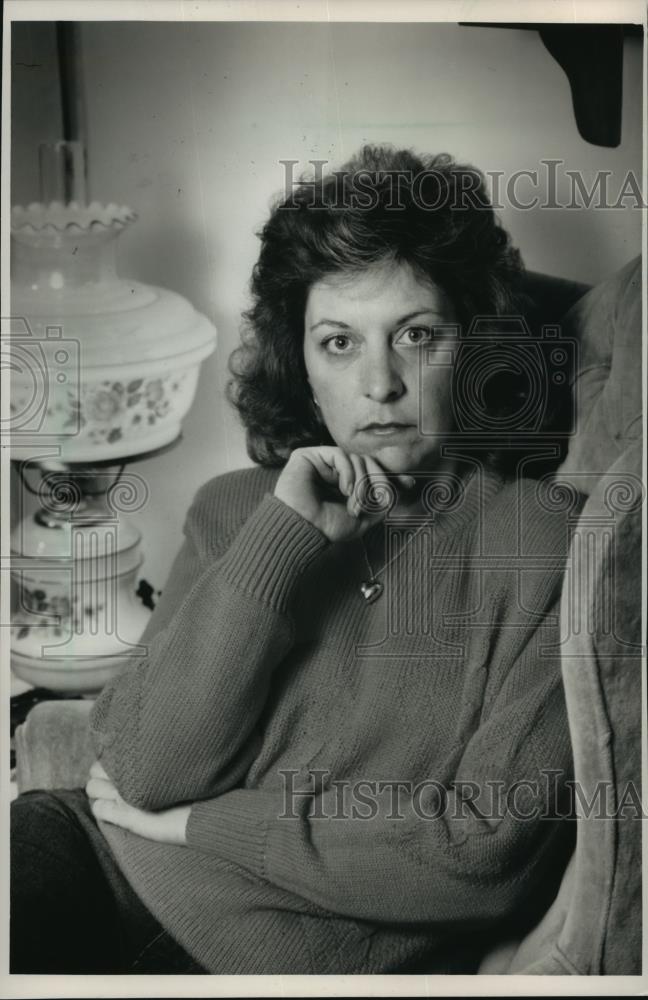 1987 Press Photo Red Cross Volunteer Susan Janowski resigns shortly after Fire - Historic Images