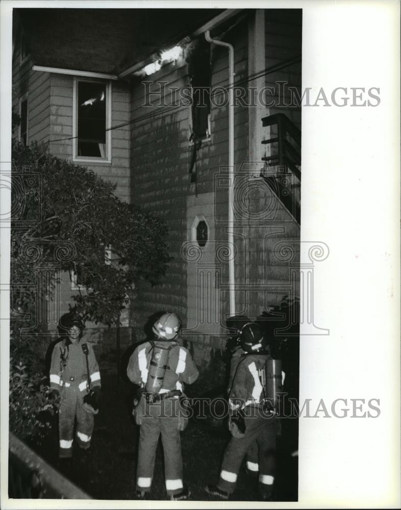 1994 Press Photo Waukesha, Wisconsin Firefighters battle Fire at Apartment House - Historic Images