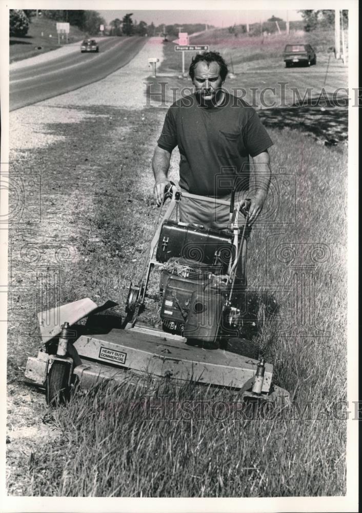 1989 Press Photo Wisconsin landscaper Robert Kohlnhofer twice had Lyme disease - Historic Images