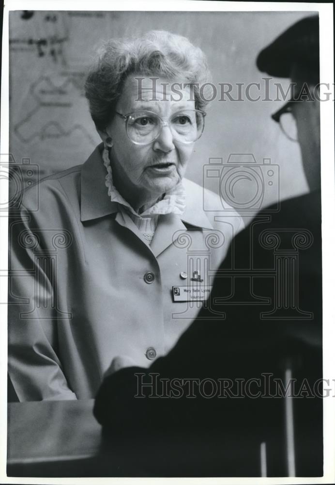 1990 Press Photo Volunteer Mary Belle Lyons , University Hospital, Milwaukee - Historic Images