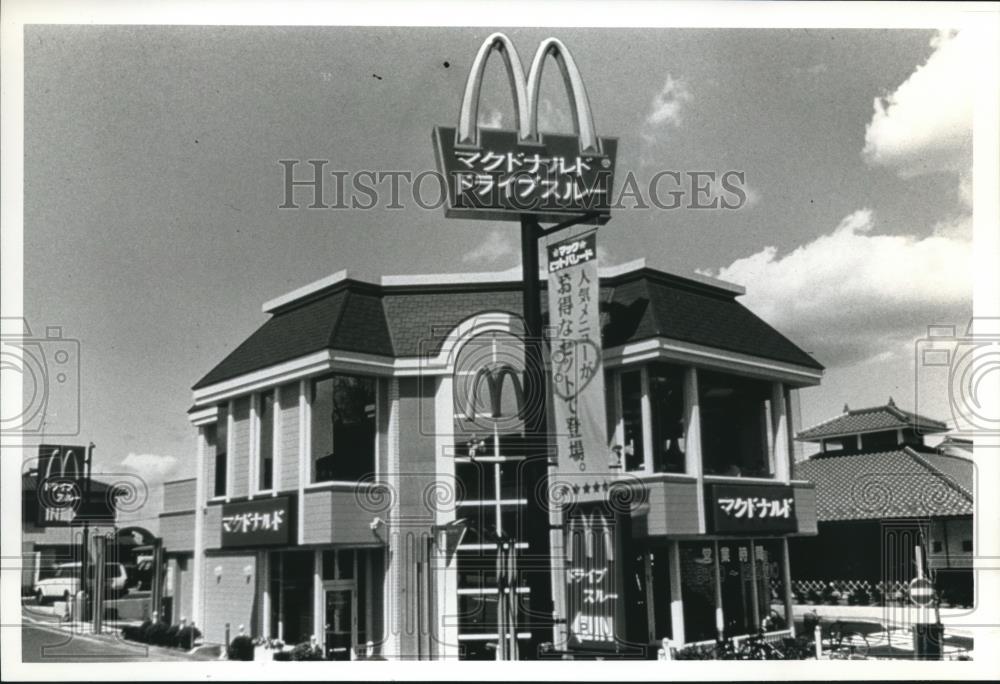 1994 Press Photo Street View of Japan McDonald&#39;s with Golden Arches Sign - Historic Images