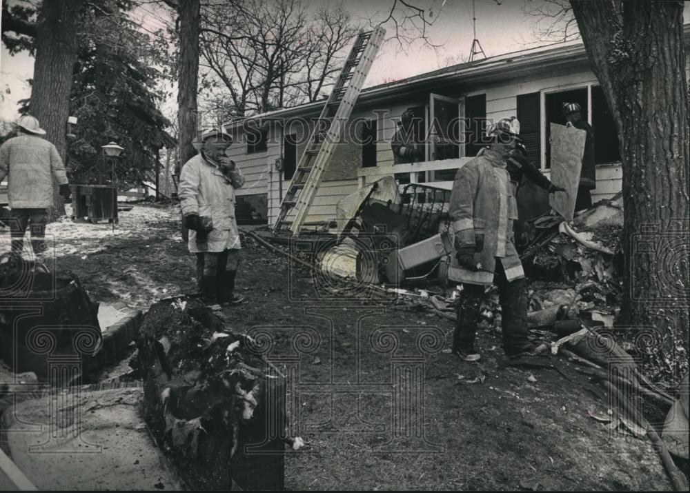 1988 Press Photo Firefighters cleanup after Home Lost to Fire in Wisconsin - Historic Images