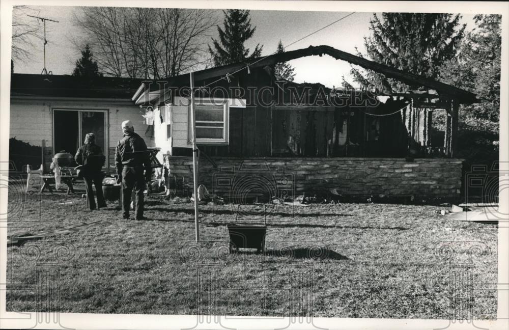 1983 Press Photo Relatives at Fire Damaged Home of Dennis G. Grable who Perished - Historic Images