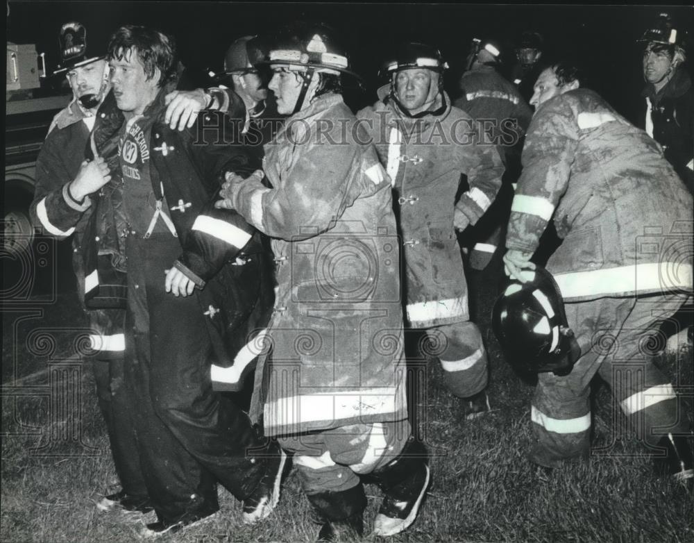 1982 Press Photo Firefigher Helped From Fire Scene In Port Washington, Wisconsin - Historic Images