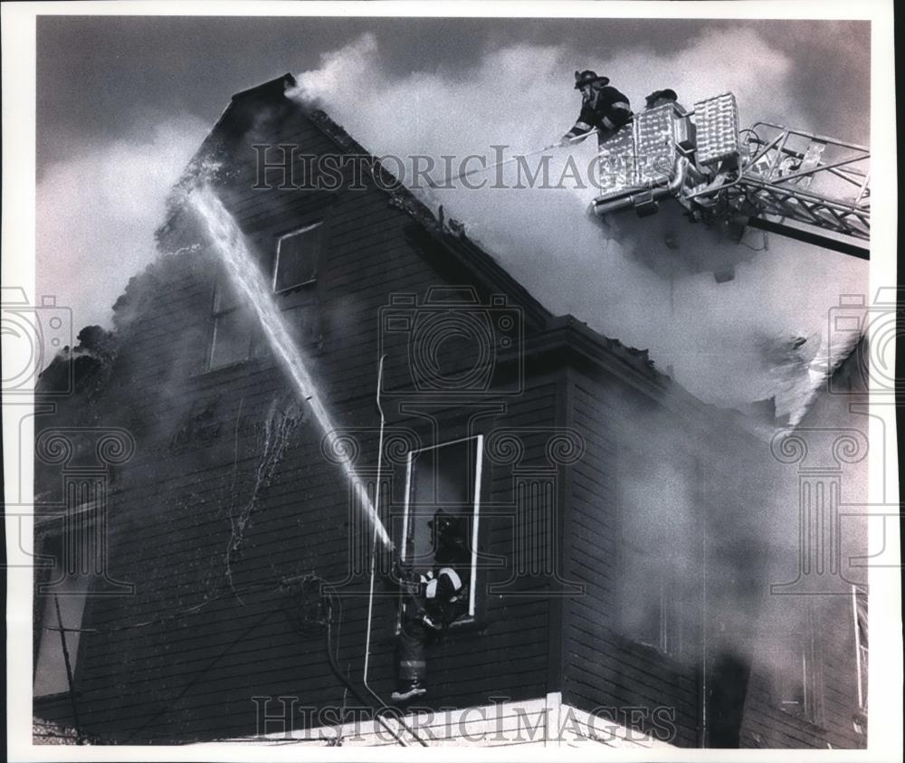1994 Press Photo Firefighters battle a blaze at a home in the attic, Milwaukee. - Historic Images