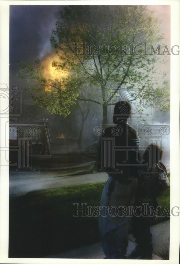 1993 Press Photo Neighbors Watch Milwaukee Fire through Heavy Smoke - mjb21380 - Historic Images