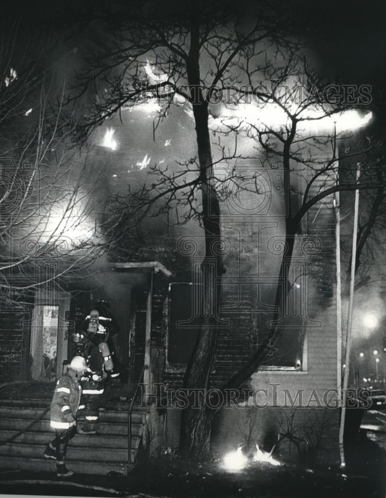 1992 Press Photo Firefighters Battle Milwaukee, Wisconsin House Fire - mjb21408 - Historic Images