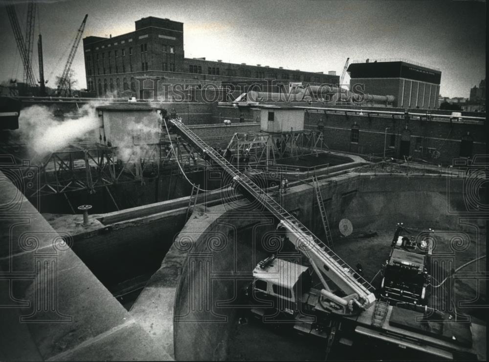 1991 Press Photo Fire at Jones Island, Milwaukee, Sewage Disposal Plant - Historic Images