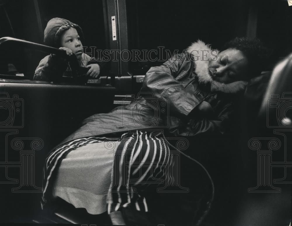 1990 Press Photo Victims Shelter on Bus After Complex Fire in Milwaukee - Historic Images