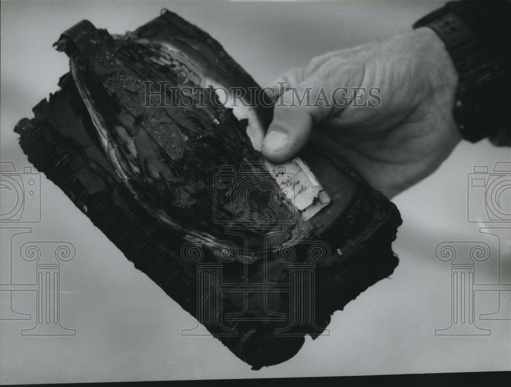 1994 Press Photo Jim Werych&#39;s scorched notebook, saved after van fire explosion - Historic Images
