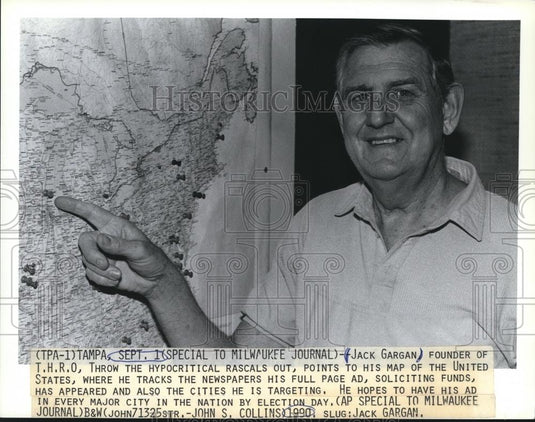 1990 Press Photo Jack Gargan shows map where he tracks newspapers with his ad - Historic Images