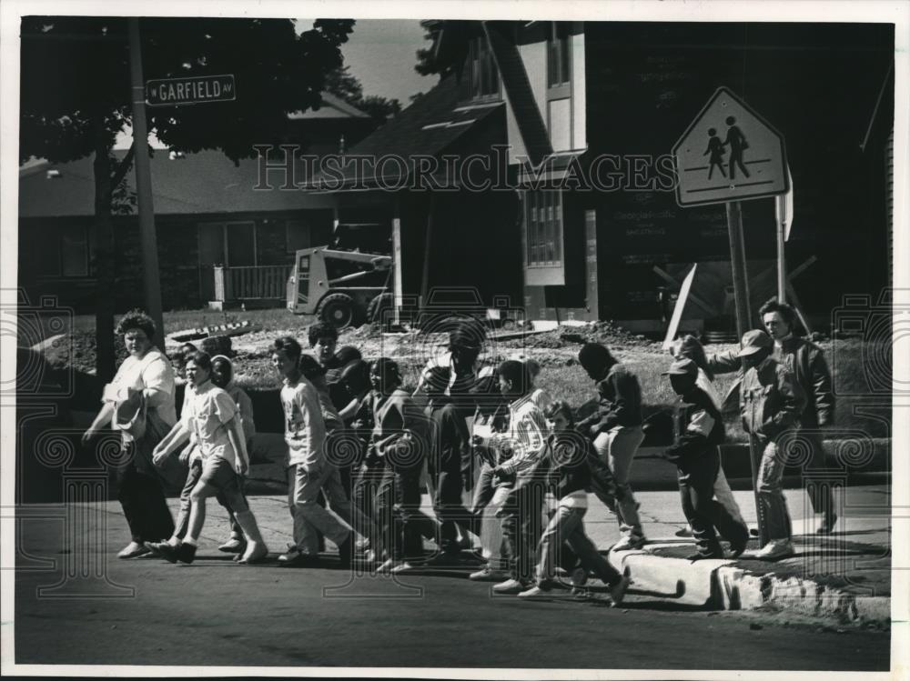 1988 Press Photo Clare West takes pupils to Milwaukee County Historical Society - Historic Images