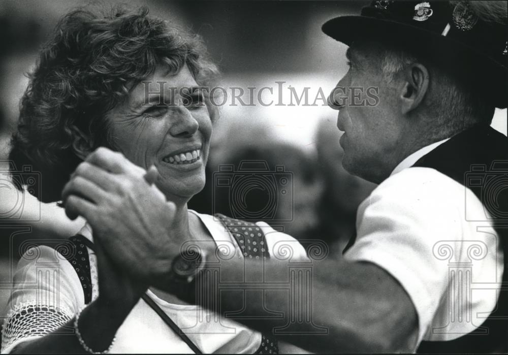1990 Press Photo Barbara and Gene Welch Dancing German Fest Milwaukee, Wisconsin - Historic Images